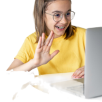 laechelndes-kaukasisches-maedchen-das-in-einem-entfernten-klassenzimmer-mit-einem-laptop-einen-videogespraech-fuehrt